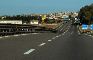 Incidente sulla 131, ci sono tre auto coinvolte: traffico in tilt