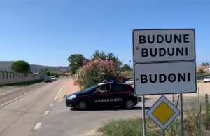 Curioso cartello a Budoni: “Cagliari unica squadra straniera a vincere in Italia”