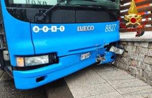 Macomer, bus si scontra con un’auto e finisce contro un muretto