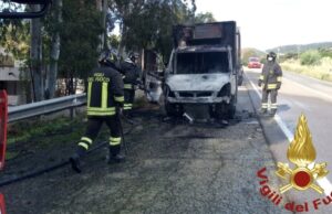 Villasimius, furgone prende fuoco in strada: intervento dei vigili del fuoco