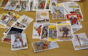 Chiedeva fino a 300 euro per fare rituali: finta cartomante arrestata a Quartu