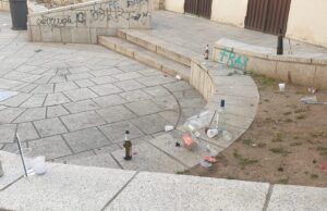 Cagliari, alla Marina è un disastro tra bottiglie di alcol e ragazzi maleducati