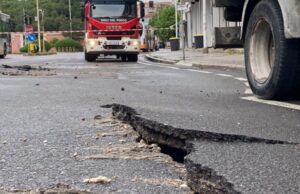 Cede il manto stradale, Vigili del Fuoco in azione in Viale Ciusa Dissesto viale ciusa