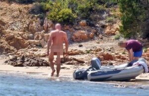 La Maddalena, è assalto di turisti nudi e senza rispetto delle regole