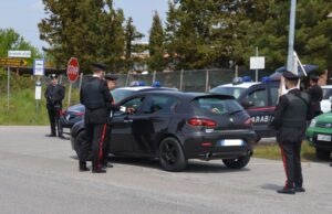 Sanluri, distrugge tre auto con la Clio e poi fugge