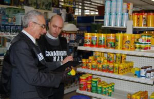 Sporcizia ed escrementi di roditori: chiuso supermercato etnico