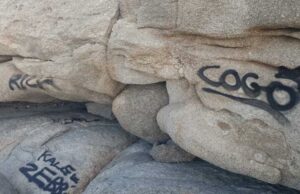 Villasimius, vandali in azione: imbrattata la scogliera di Capo Carbonara