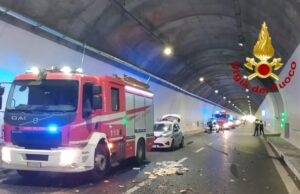 Violento scontro in galleria sulla Nuova 554: conducente estratto da auto ribaltata