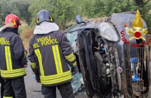 Impressionante incidente a Nuoro: auto va fuori strada e si ribalta più volte
