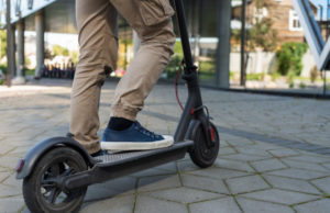 Sfreccia col monopattino, cade e batte la testa: 40enne grave al Brotzu