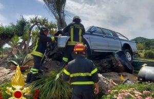 Tremendo incidente vicino a Olbia: pick up sbanda e finisce fuori strada