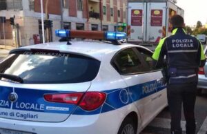 Folle inseguimento con schianto in via Is Mirrionis: due in fuga a Cagliari