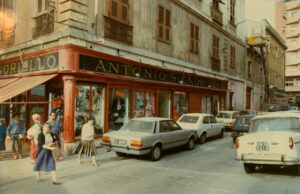 Largo Carlo Felice: dopo 135 anni chiude lo storico negozio Signoriello