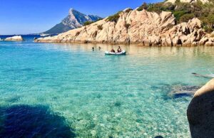 Spiaggia delle Vacche, masso imbrattato con vernice arancione