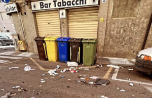 “Soliti zozzoni” a Cagliari: spazzatura per strada in via Grazia Deledda