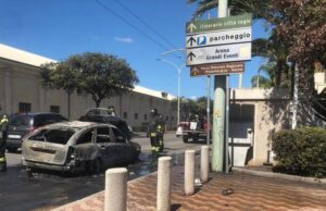 Paura in viale Poetto: un’auto prende fuoco mentre è in marcia