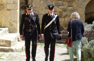 Guspini, ruba Vespa di un bar ma è senza benzina e lo lascia a terra