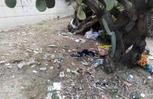 Via Liguria: un altarino in mezzo ai rifiuti per ricordare Cristiano Picciau