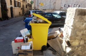 “Anche questa è arte!” | L’ironia dei turisti tra i rifiuti di Castello