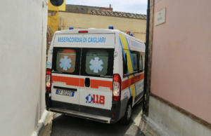 Quartucciu, palo piazzato in strada stretta: disagi per auto e ambulanze
