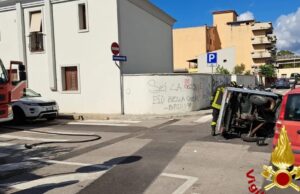 Olbia, apixedda si ribalta nello scontro con auto: ferito il conducente