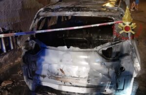 Sestu, le fiamme distruggono un’auto: intervento dei Vigili del Fuoco
