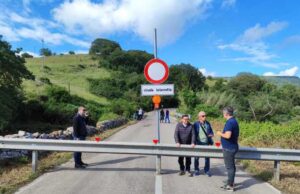 Banari isolata dopo il nubifragio: ponte a rischio crollo, chiusa una strada