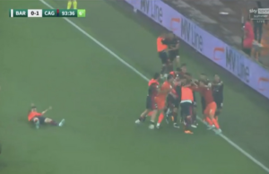 Il Cagliari beffa il Bari al 94’ con un grande Pavoletti: è Serie A!