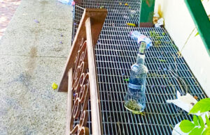 Muravera: bottiglie, rifiuti e maleducazione in piazza Europa