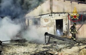 San Giovanni Suergiu, va a fuoco un agriturismo: tre ore per spegnere le fiamme