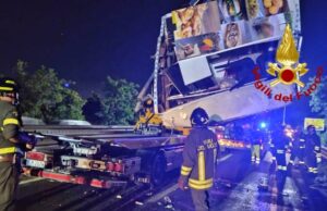 Assemini, auto finisce addosso ad un caddozzone: tre persone ferite