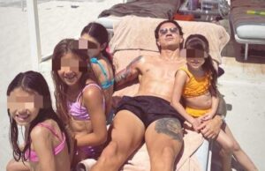 Vacanze sarde per Lapadula, sul lettino con le bimbe a Villasimius