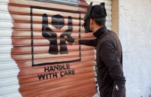 A San Gavino, l’arte di Manu Invisible: nasce il murale “Considera gli Ultimi”