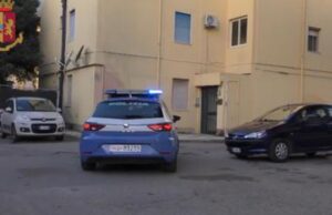 Ruba un’auto, investe due anziane e va a sbattere: arrestato un 44enne