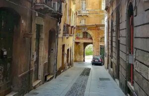 Cade in appartamento, batte la testa e muore: tragedia a Cagliari