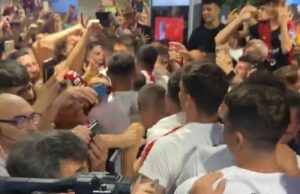 Il Cagliari atterra in aeroporto: i tifosi li accolgono tra abbracci e lacrime