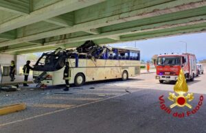 Bus finisce contro un ponte a Cagliari: salvo il conducente