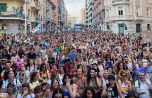 L’ondata arcobaleno colora tutta Cagliari: in 40mila al Sardegna Pride