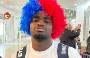 Tutti pazzi per Luvumbo: “incoronato” con parrucca rossoblù