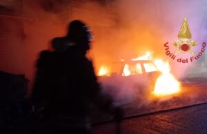 Quartu, fiamme sulla 554: a fuoco due auto in una rivendita
