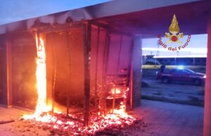 In fiamme un casotto a Sant’Elia: intervengono i Vigili del fuoco