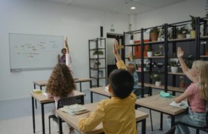 Impediscono alla figlia di andare a scuola: denunciati a Selargius