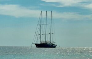 In Sardegna arriva Koru, il mega yacht del milionario Jeff Bezos