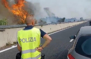 Grosso incendio di fianco alla 131: chiusa per 3 ore la Statale