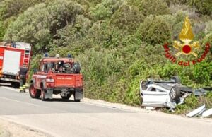 Urto tra auto, una si ribalta tra gli alberi: un uomo estratto dalle lamiere