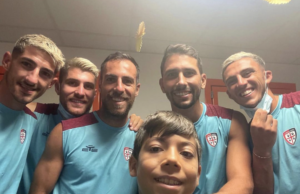 Il Cagliari in visita al Microcitemico: sorrisi e abbracci coi bambini