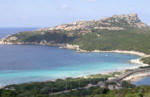 Capo Testa, ritrovate ossa umane in spiaggia: in corso le verifiche