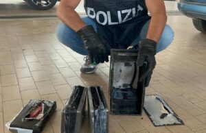 Sfreccia in auto davanti alla Polizia con 5 chili di coca nel vano motore