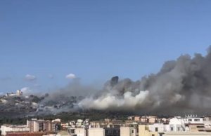 Cagliari, incendio nel colle di San Michele: il fumo invade la città | Video