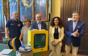 Dal Comune di Cagliari 32 defibrillatori a scuole e chioschi del Poetto